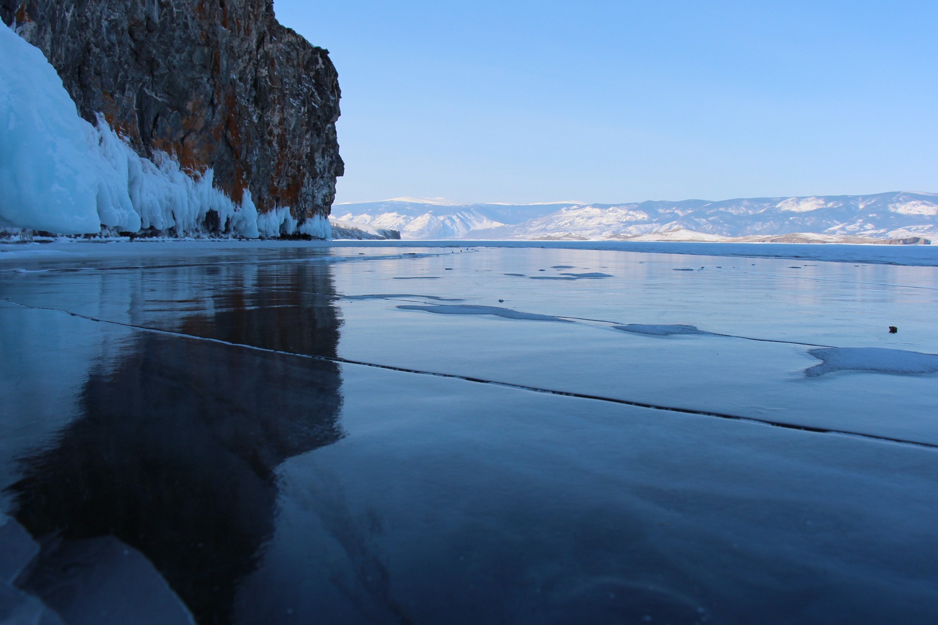 На Байкале в белом. Байкал со стороны Улан Удэ. Байкал зима Буханка. Байкал бурятские столбы. Side ice